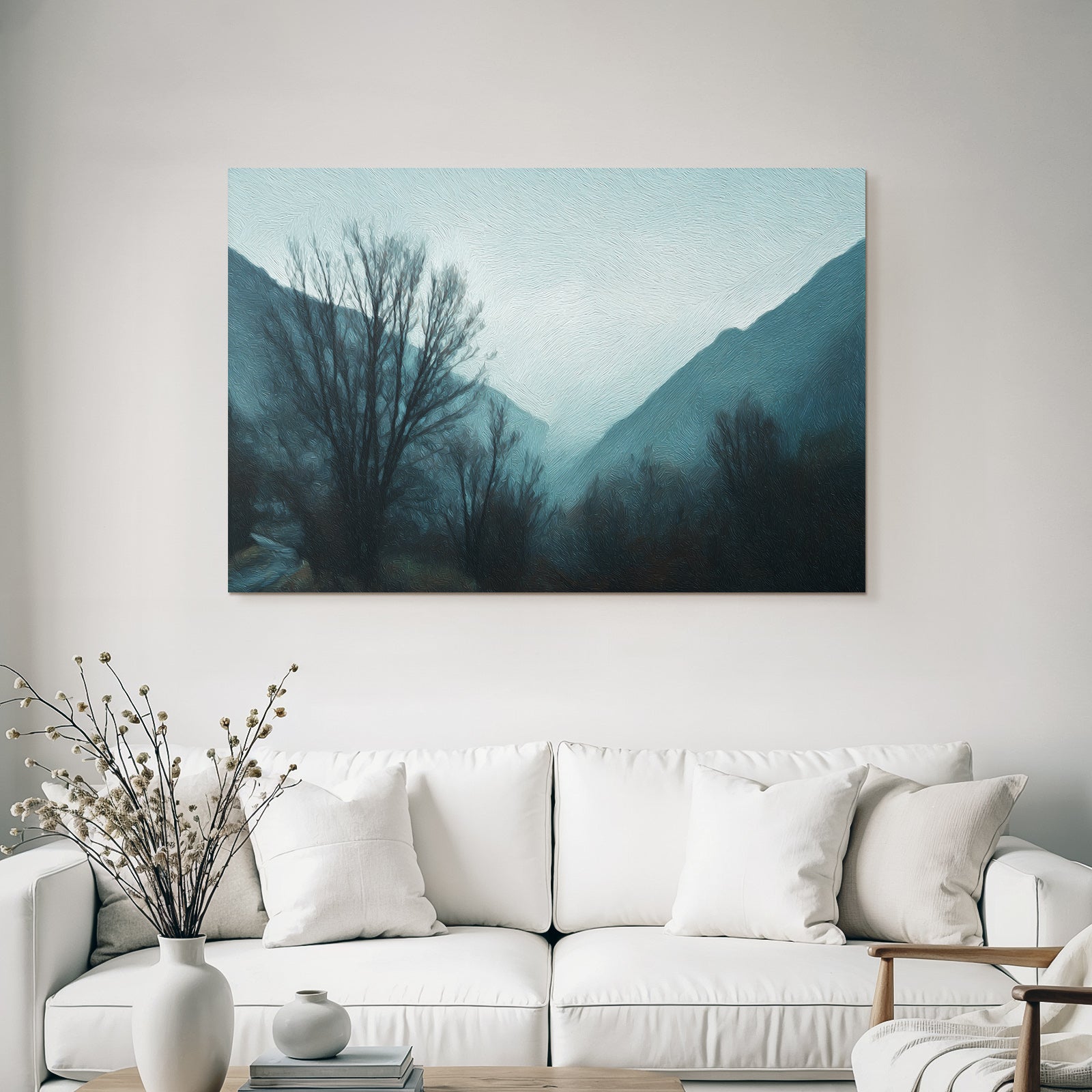 Gedämpfte Blaugraü Nebelgebirgslandschaft Mit Kargen Bäumen Und Einsamer Stimmung