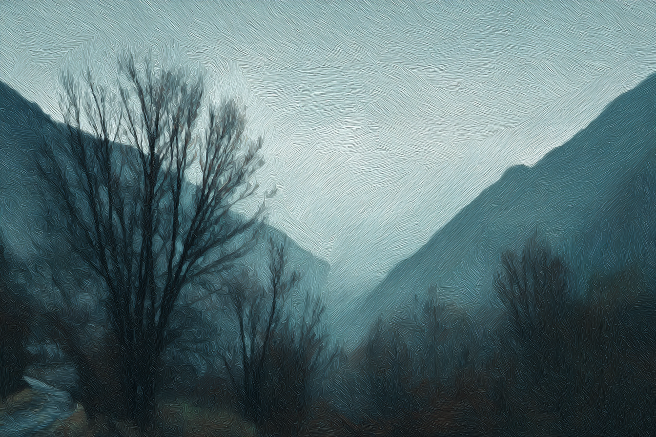 Gedämpfte Blaugraü Nebelgebirgslandschaft Mit Kargen Bäumen Und Einsamer Stimmung | Nebel und Wetter | Natur