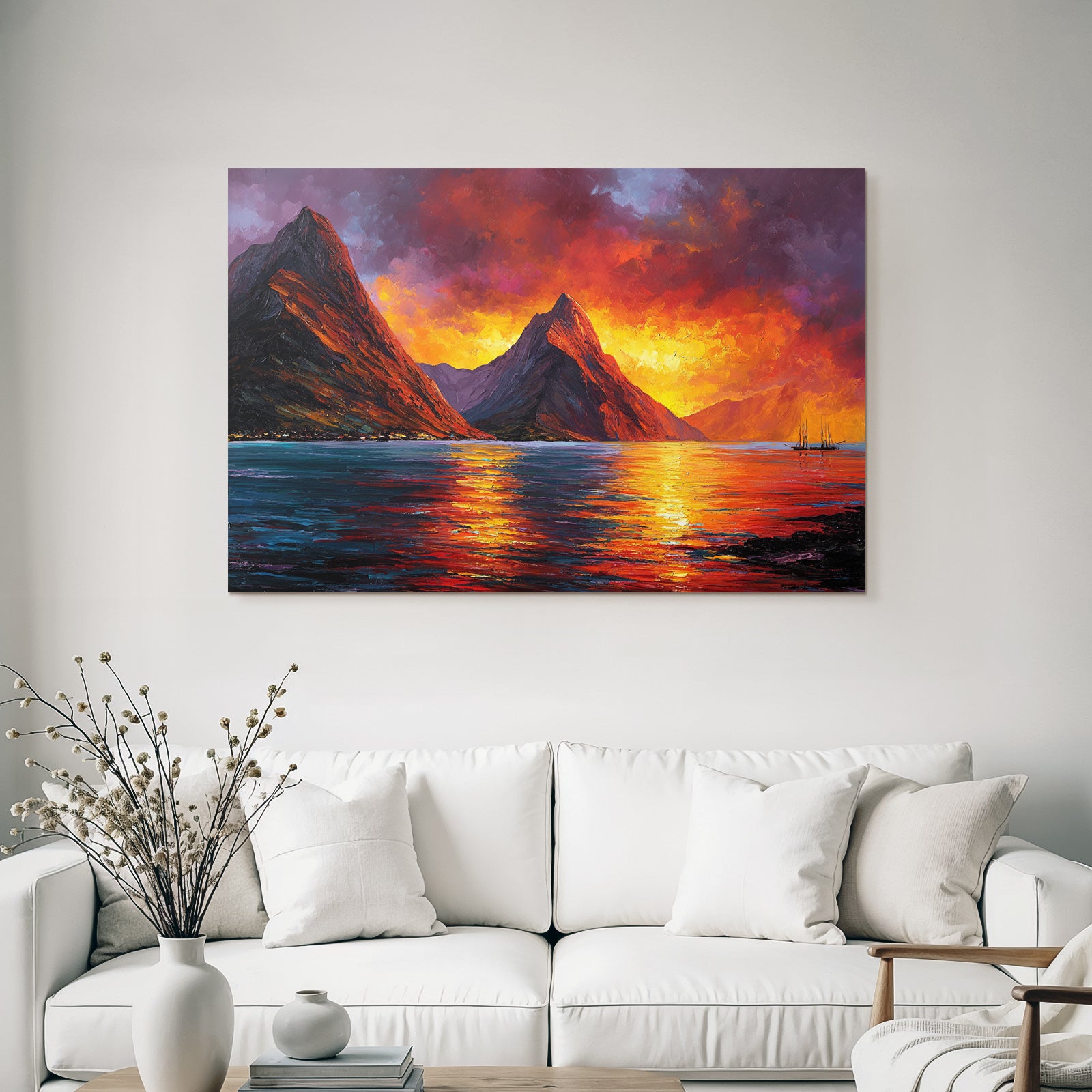 Malerische Sonnenuntergangslandschaft Mit Bergen Booten Und Spiegelndem Wasser