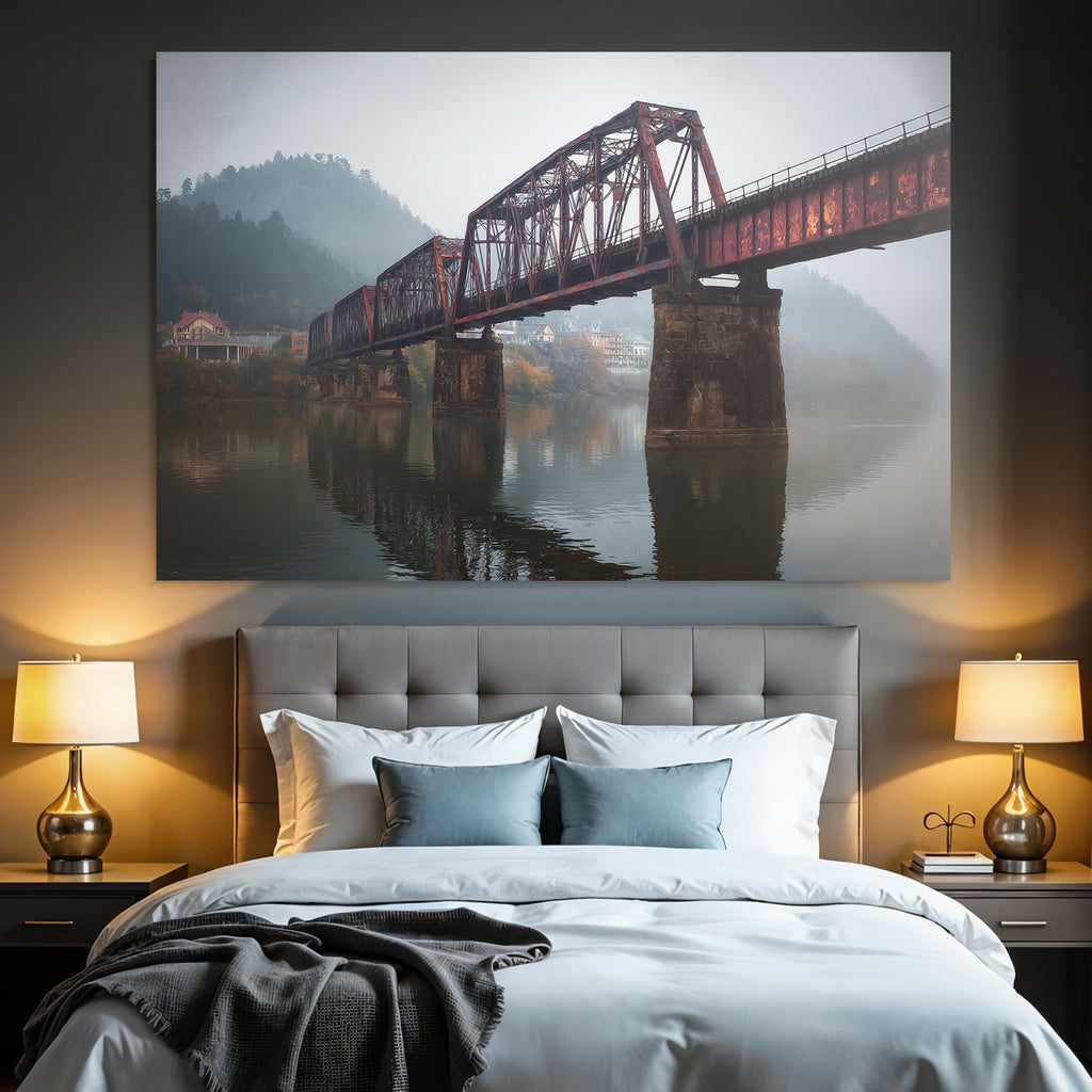 Rote Eisenbahnbrücke Im Morgennebel Mit Hügeln Und Spiegelung
