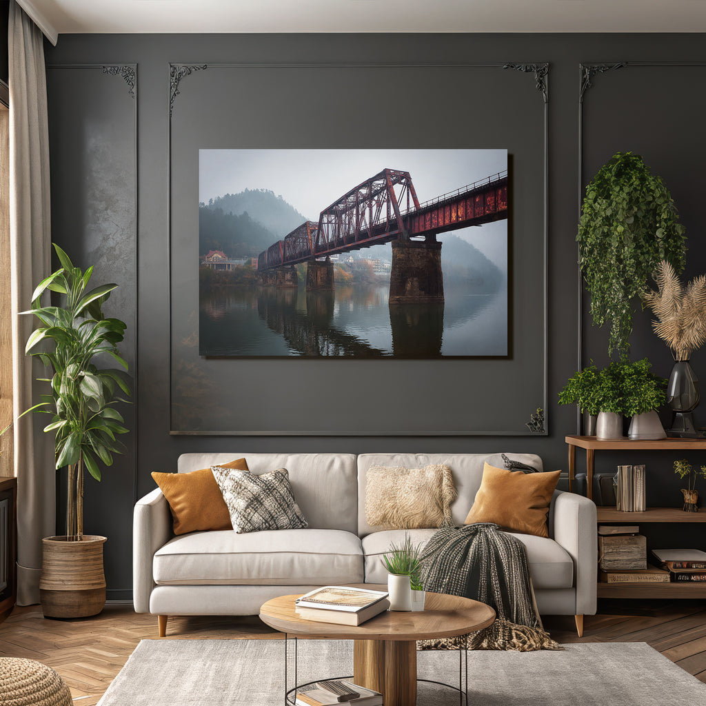 Rote Eisenbahnbrücke Im Morgennebel Mit Hügeln Und Spiegelung