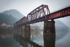 Rote Eisenbahnbrücke Im Morgennebel Mit Hügeln Und Spiegelung | Nebel und Wetter | Natur