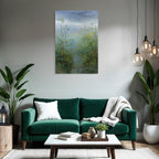 Sanfte Landschaft Mit Wiesenblumen Und Nebligem Himmel