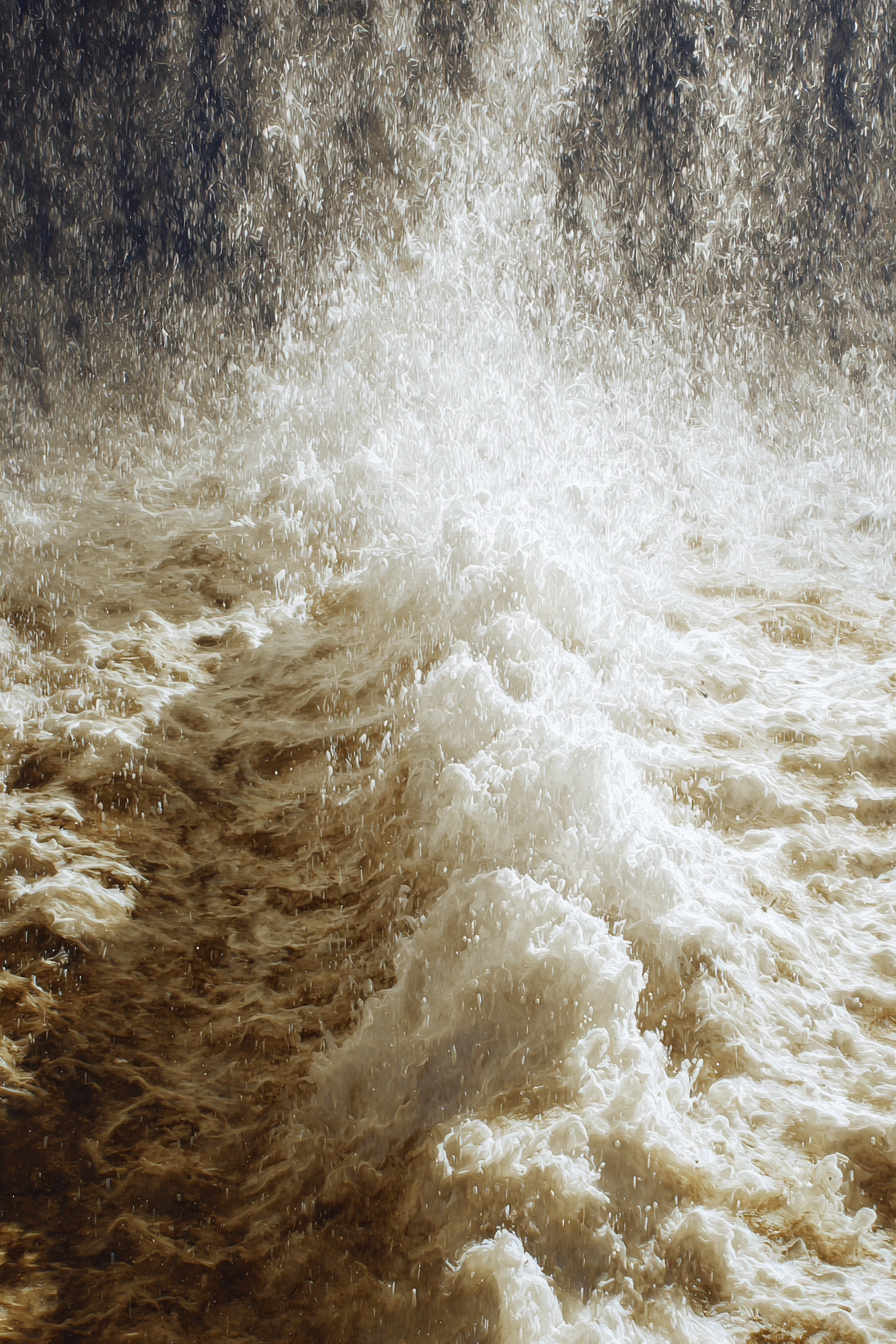 Turbulentes Aufgewühltes Wasser Mit Schaum | Wasserfaelle und Tropfen | Natur