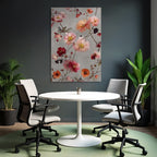 Zarte Blumenanordnung In Rosa Rot Und Orange Auf Graüm Hintergrund