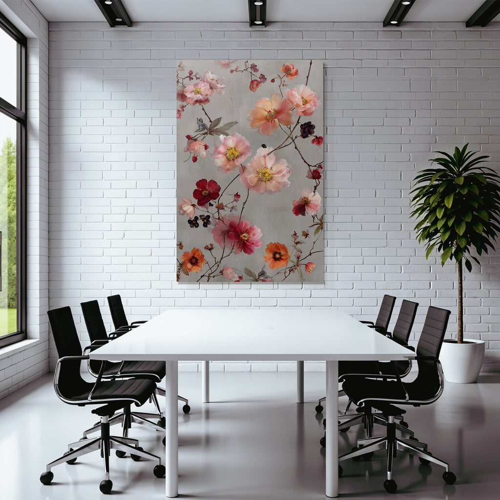 Zarte Blumenanordnung In Rosa Rot Und Orange Auf Graüm Hintergrund