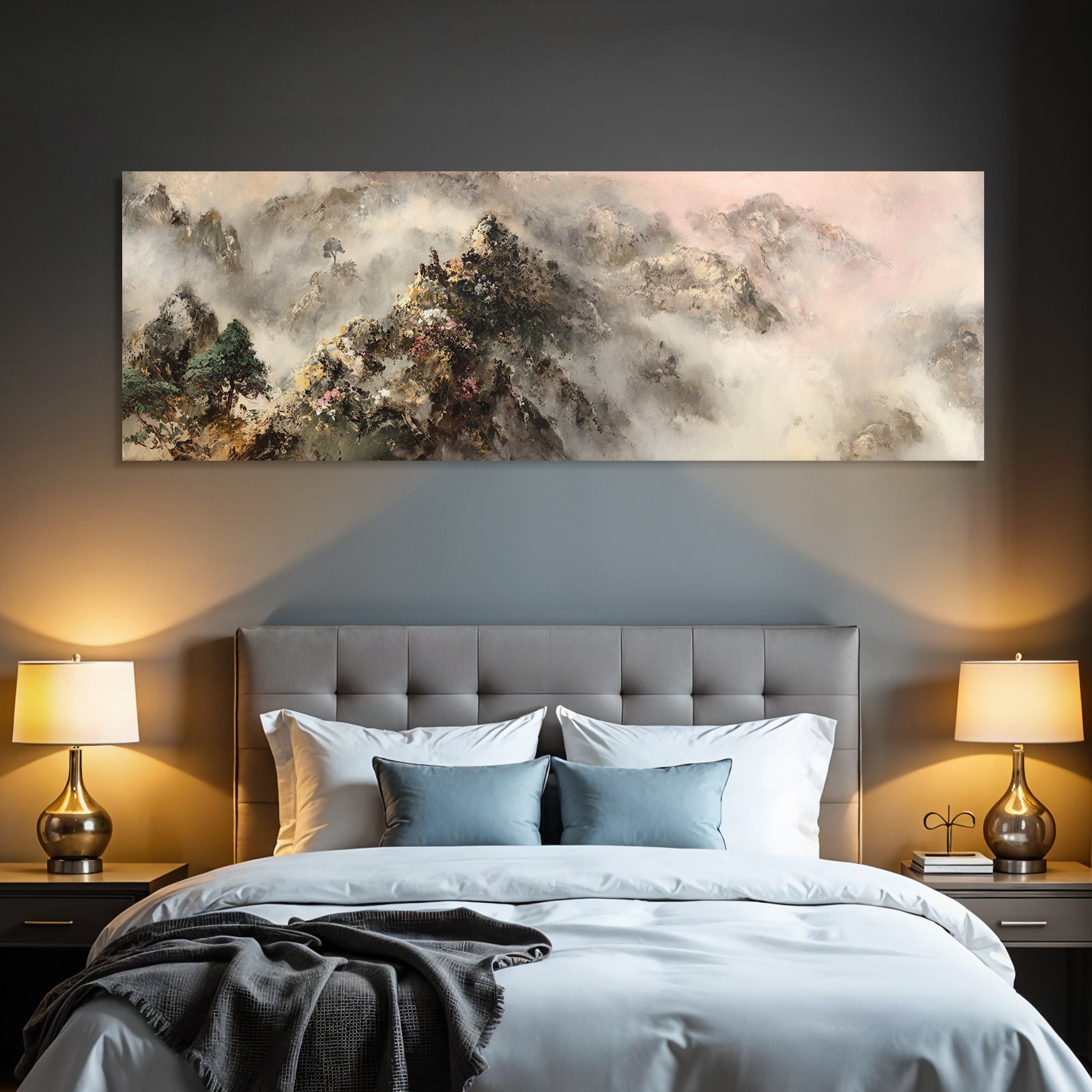 Malerische Nebelhafte Berglandschaft Mit Bäumen Und Blühenden Blumen