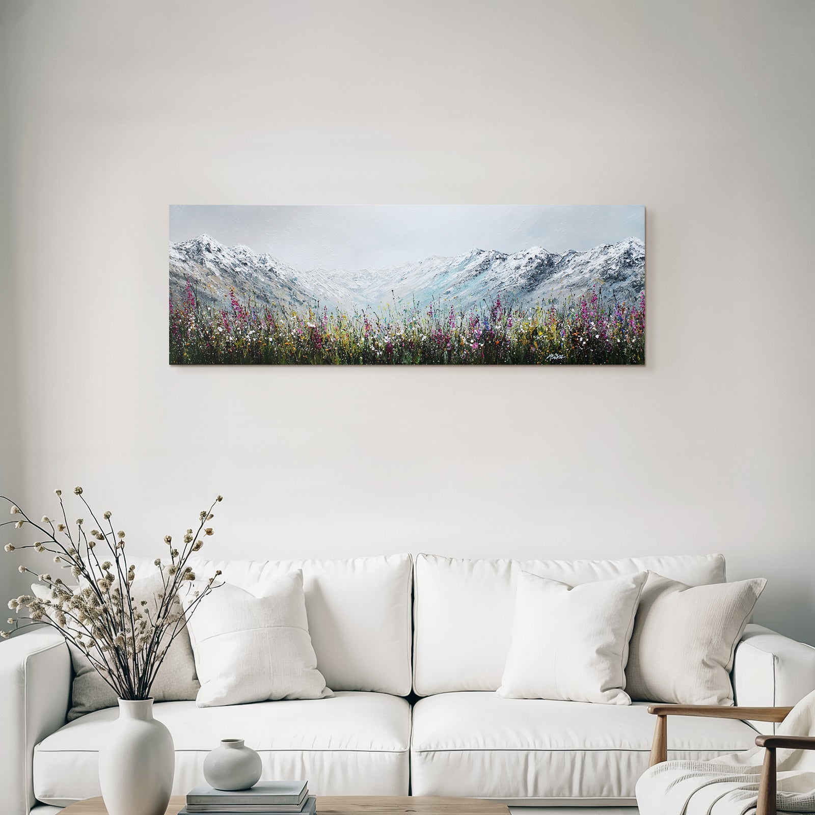 Schneebedeckte Berge Und Bunte Blumenwiese