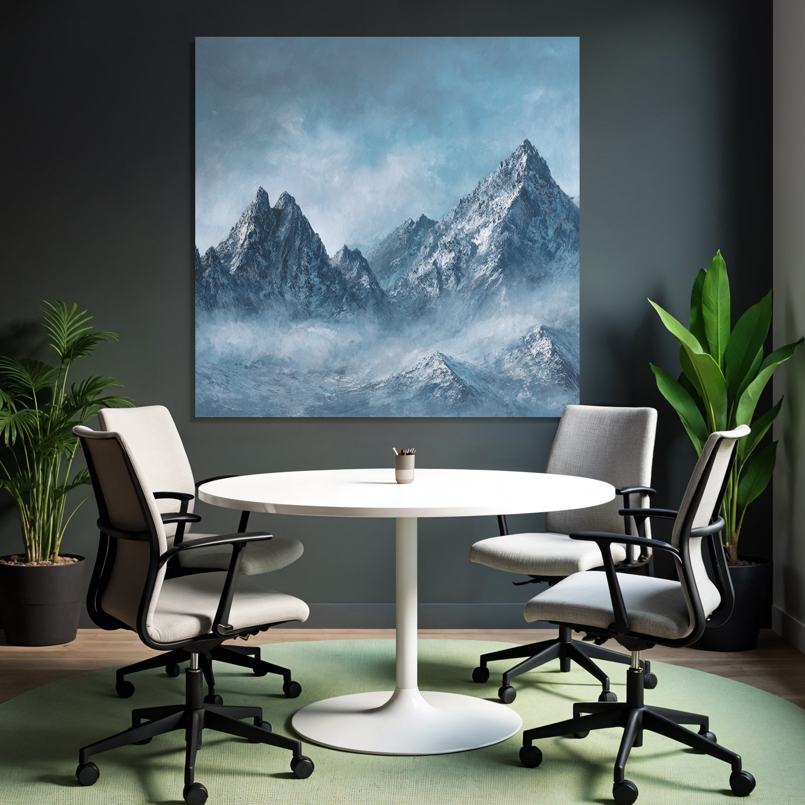 Berglandschaft Mit Schneebedeckten Spitzen Und Nebliger Atmosphäre