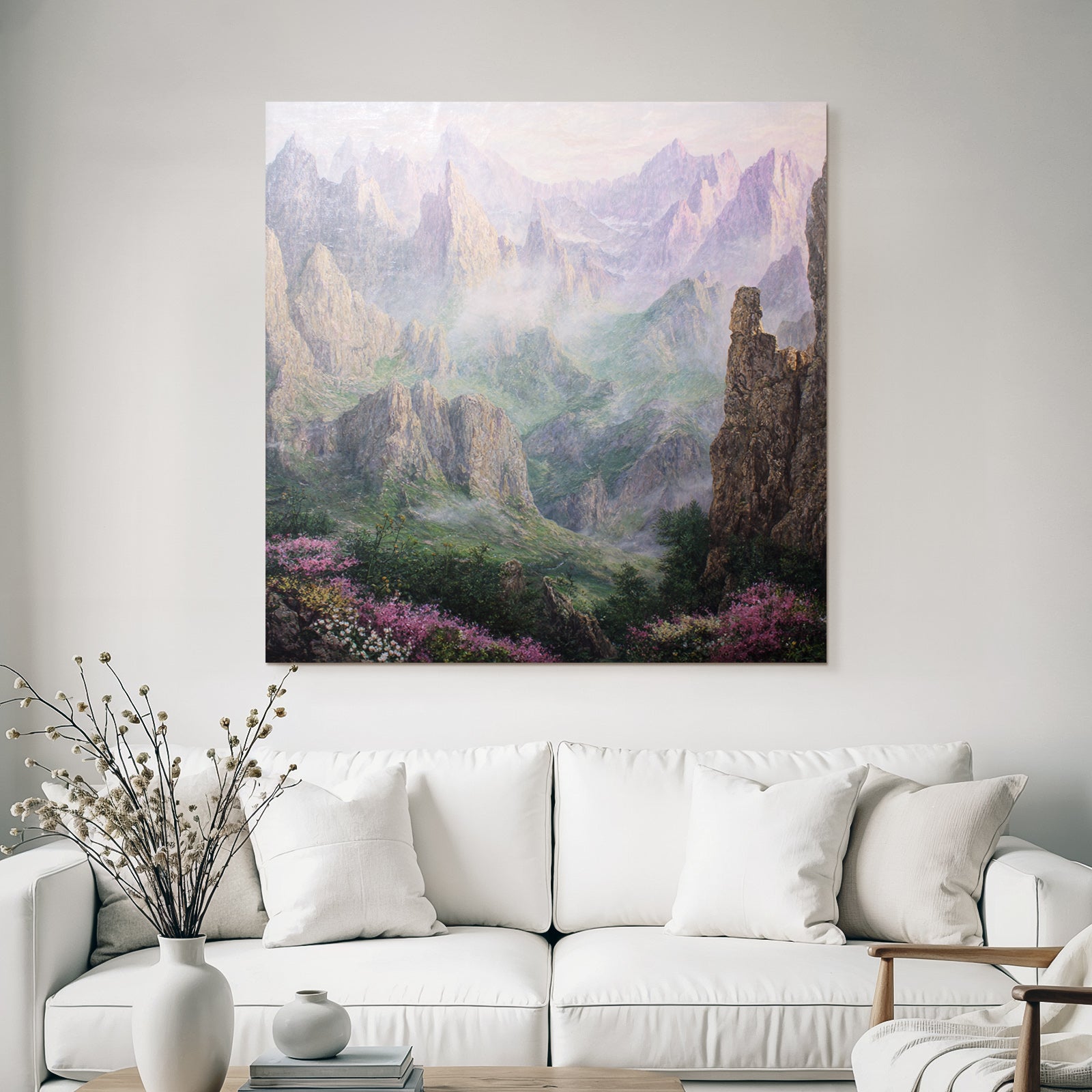 Idyllische Gebirgslandschaft Im Morgennebel Mit Rosa Blumen