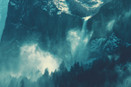 Majestätischer Wasserfall An Steiler Klippe Im Nebligen Kiefernwald | Wasserfaelle und Tropfen | Natur