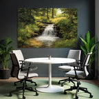 Waldwasserfall Mit Sanftem Sonnenlicht Und Blumen
