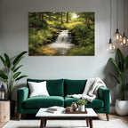 Waldwasserfall Mit Sanftem Sonnenlicht Und Blumen