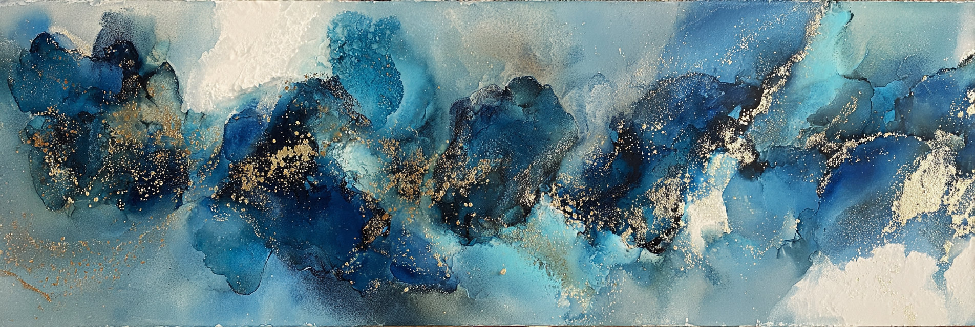 Fluid Design Mit Verschiedenen Blautonen Und Goldakzenten | Abstrakt | Stilrichtungen
