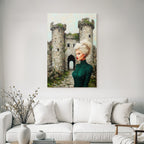 ArtDeco Frau In Grüner Kleidung Vor Romantischer Burg Impressionistisch