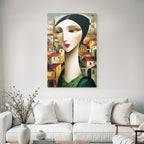 ArtDeco Frau Mit Langem Hals Vor Dorfkulisse