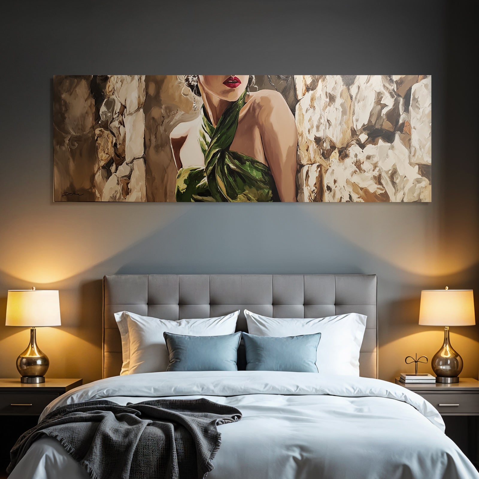 ArtDeco Elegante Frau In Grunem Drapiertem Gewand Vor Steinwand
