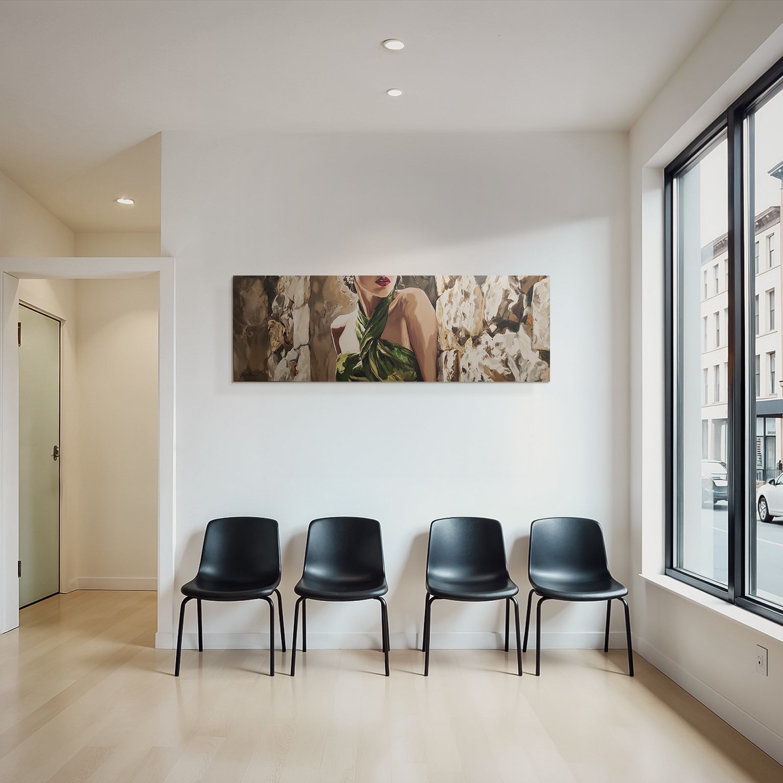 ArtDeco Elegante Frau In Grunem Drapiertem Gewand Vor Steinwand