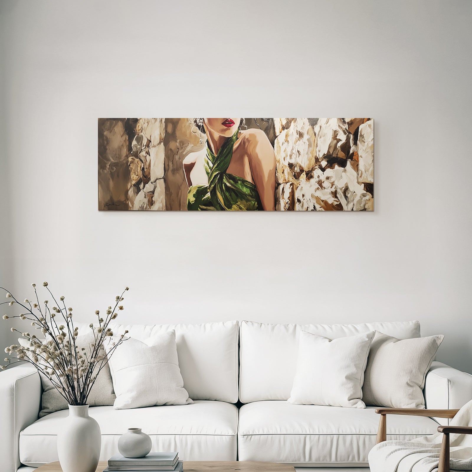 ArtDeco Elegante Frau In Grunem Drapiertem Gewand Vor Steinwand