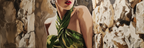ArtDeco Elegante Frau In Grunem Drapiertem Gewand Vor Steinwand | Art Deco | Stilrichtungen