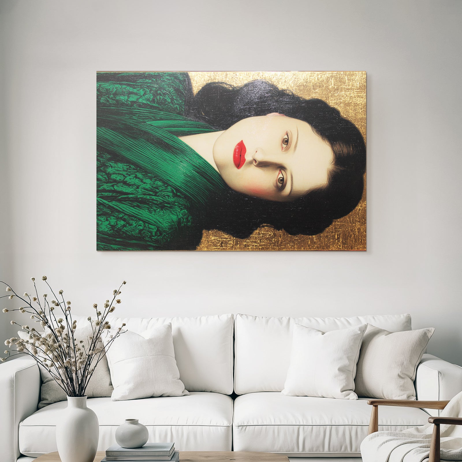 ArtDeco Bildnis Elegante Frau Vor Goldhintergrund Mit Grünem Kleid Und Roten Lippen