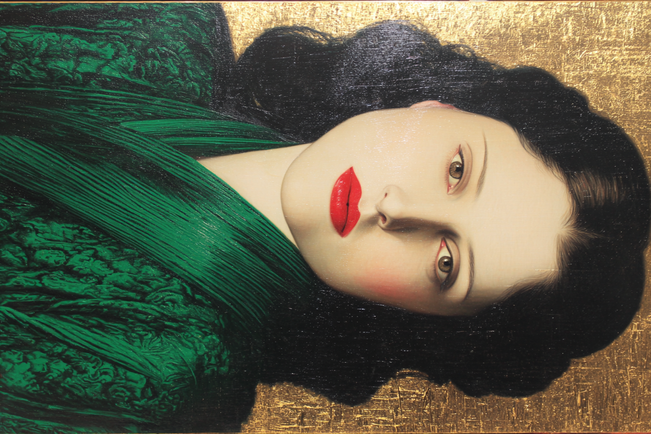 ArtDeco Bildnis Elegante Frau Vor Goldhintergrund Mit Grünem Kleid Und Roten Lippen | Art Deco | Stilrichtungen