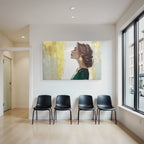 ArtDeco Elegante Frau Im Profil Mit Roten Lippen Und Grünem Kleid Vor Goldenem Hintergrund