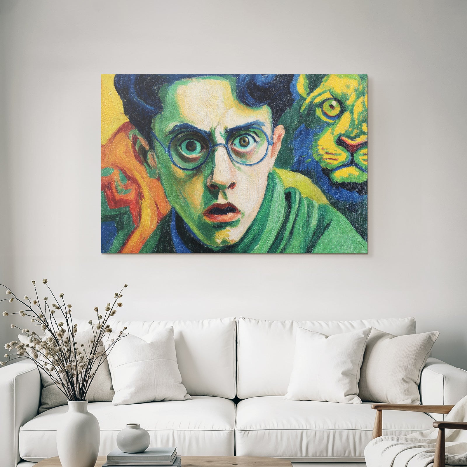 Ausdrucksstarkes Porträt Mit Brille Und Erschrockenem Löwenmotiv