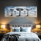 Fantastisch Surreal Surreale Baeume Mit Wolkendach In Trister Landschaft