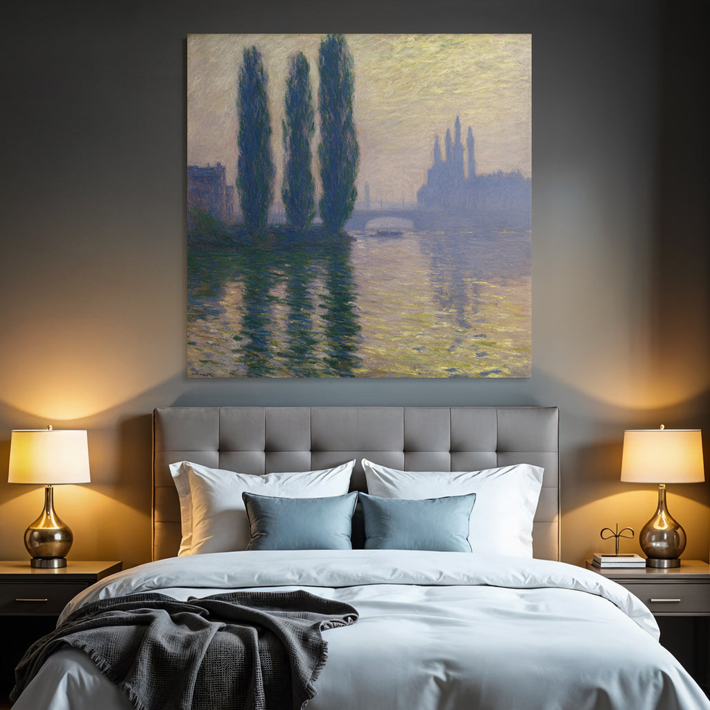 Nebelige Flusslandschaft Mit Drei Hohen Baeumen Und Brücke