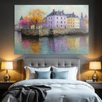 Herbstliche Uferlandschaft Mit Bunten Haeusern Und Wasserreflexionen