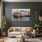 Herbstliche Uferlandschaft Mit Bunten Haeusern Und Wasserreflexionen