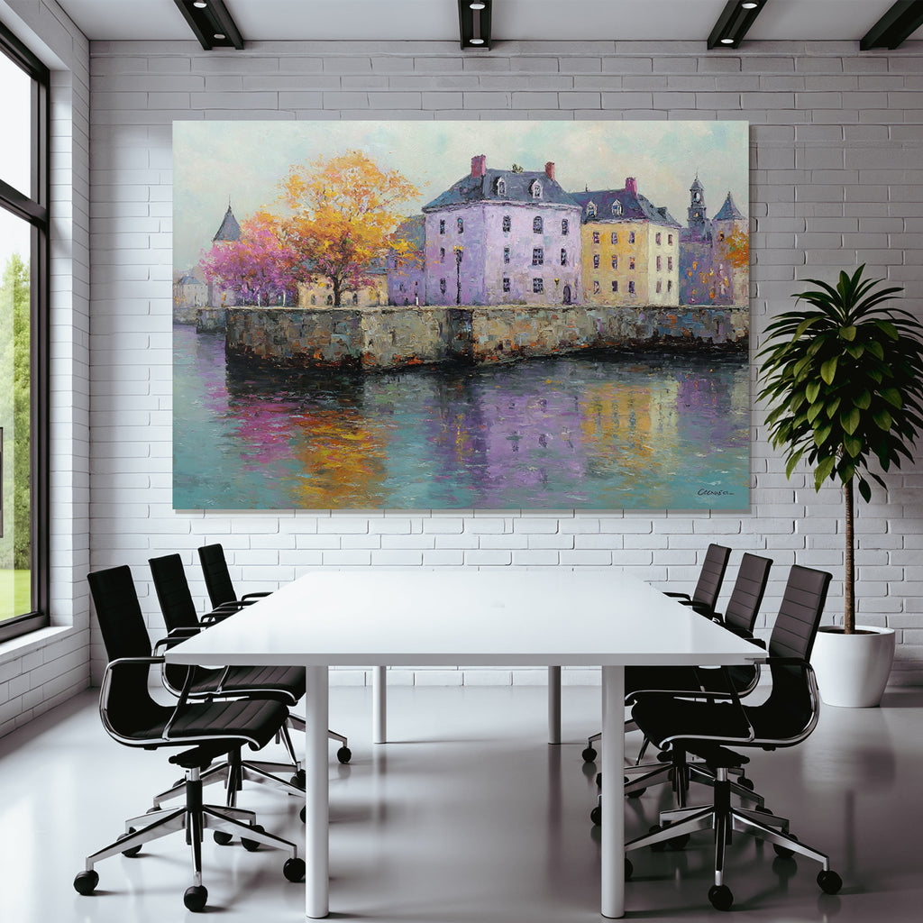 Herbstliche Uferlandschaft Mit Bunten Haeusern Und Wasserreflexionen