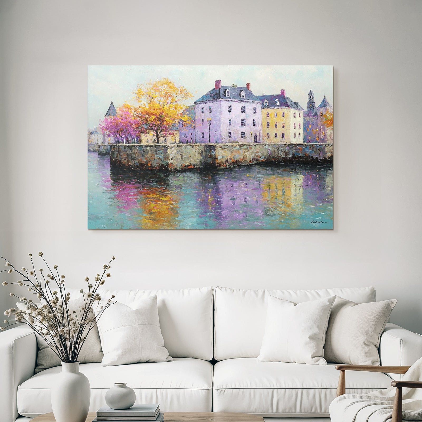 Herbstliche Uferlandschaft Mit Bunten Haeusern Und Wasserreflexionen