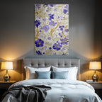 Dekoratives Blumendesign Mit Lila Blumen Und Goldenen Ranken Auf Hellem Hintergrund