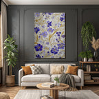 Dekoratives Blumendesign Mit Lila Blumen Und Goldenen Ranken Auf Hellem Hintergrund