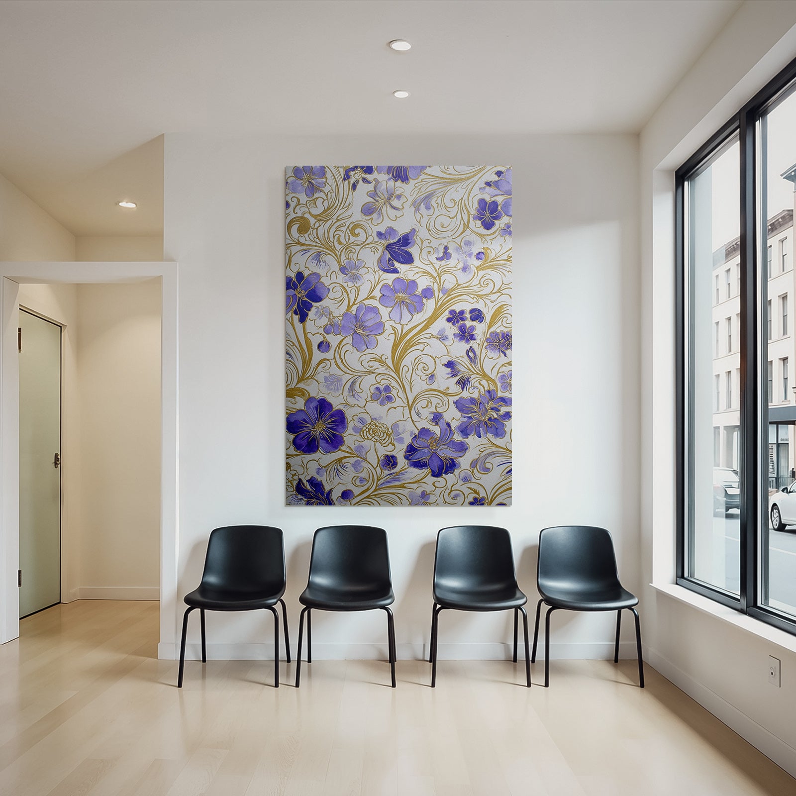 Dekoratives Blumendesign Mit Lila Blumen Und Goldenen Ranken Auf Hellem Hintergrund