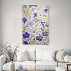 Dekoratives Blumendesign Mit Lila Blumen Und Goldenen Ranken Auf Hellem Hintergrund