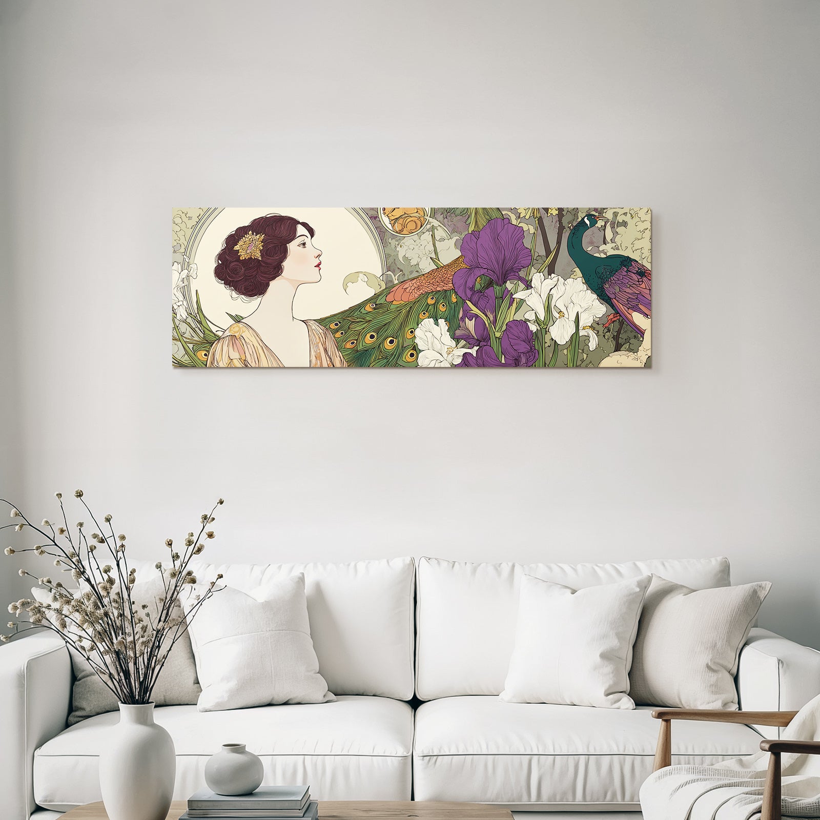 Frau Im Mit Pfaünfedern Und Irisblumen
