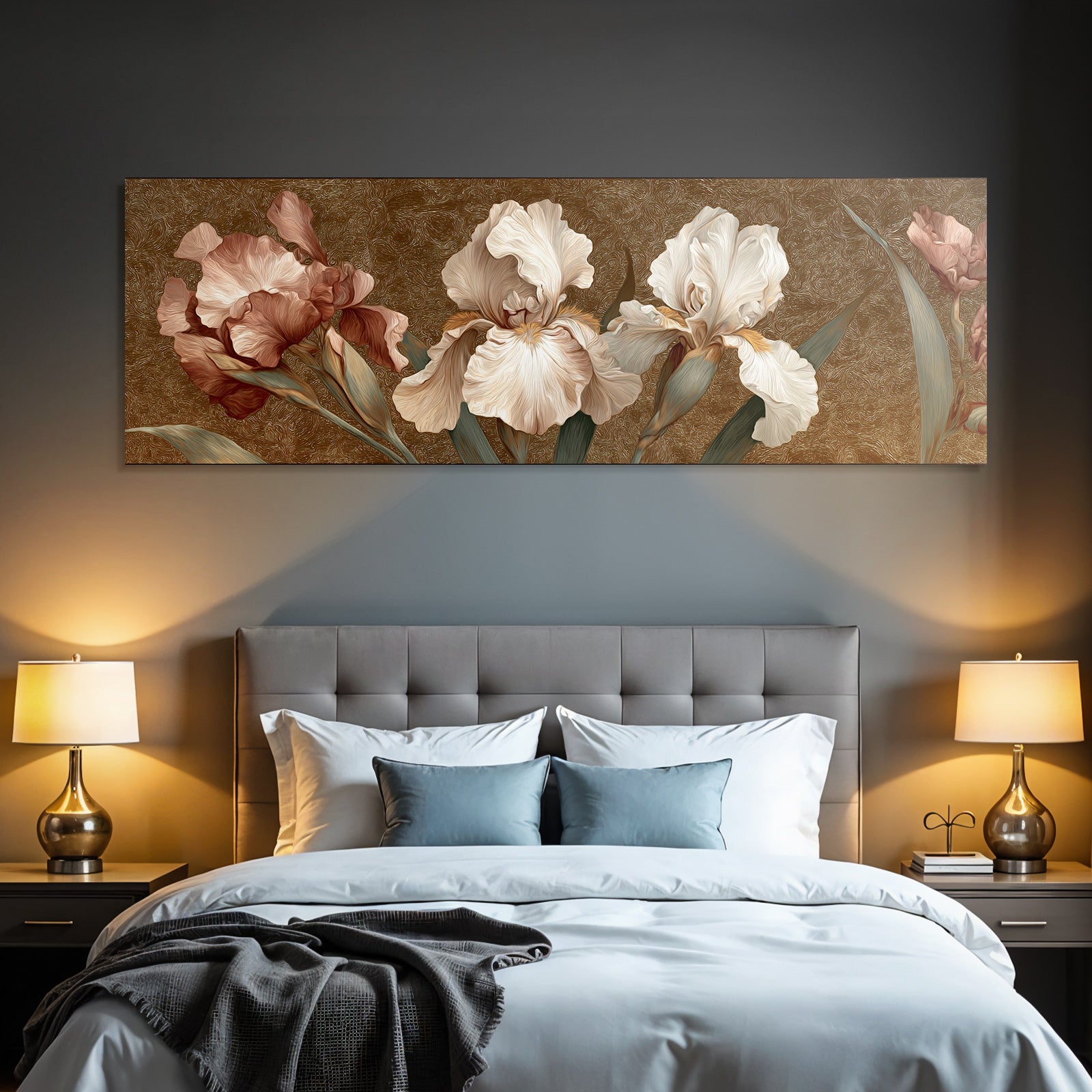 Irisse In Pfirsich Und Creme Vor Goldtexturiertem Hintergrund