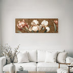 Irisse In Pfirsich Und Creme Vor Goldtexturiertem Hintergrund