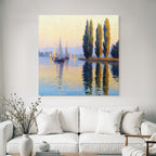 Friedliche Uferlandschaft Mit Segelbooten Und Bergpanorama Im Sonnenaufgang