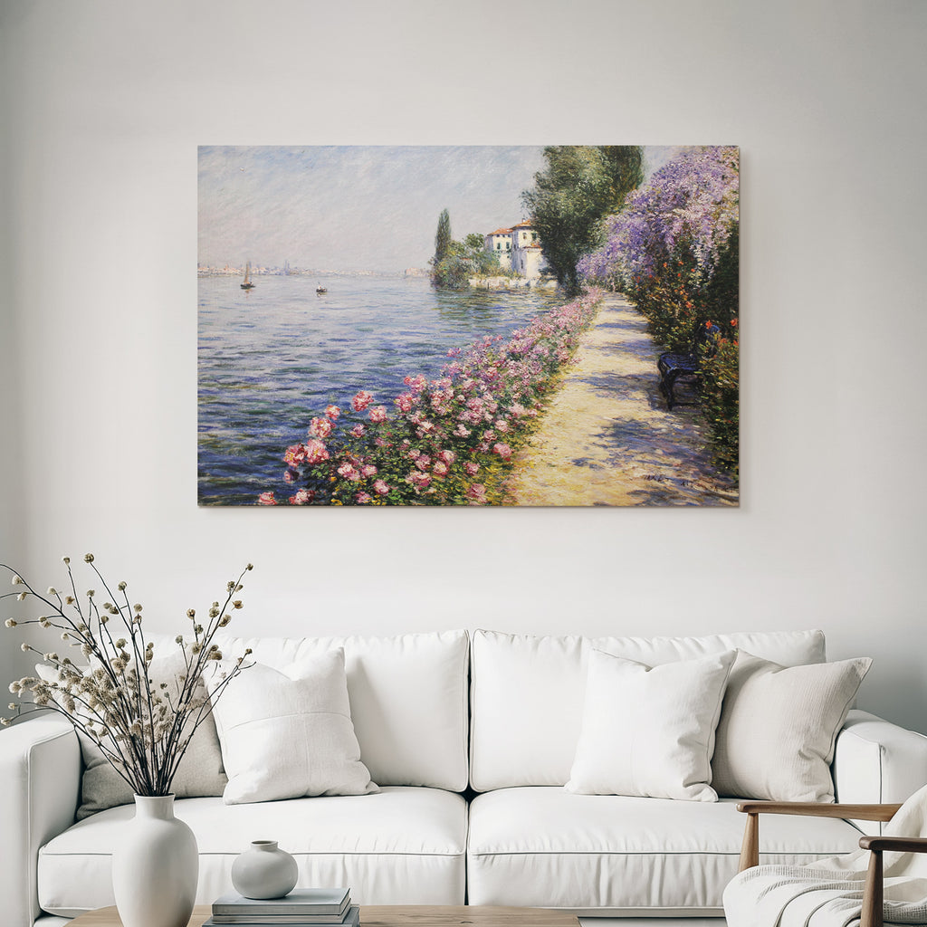 Idyllischer Weg Am Wasser Mit Blüten Booten Und Haus