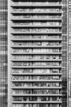 Moderne Mehrgeschossige Fassade Mit Balkonen Und Grossen Glasfenstern | Minimalistisch | Stilrichtungen