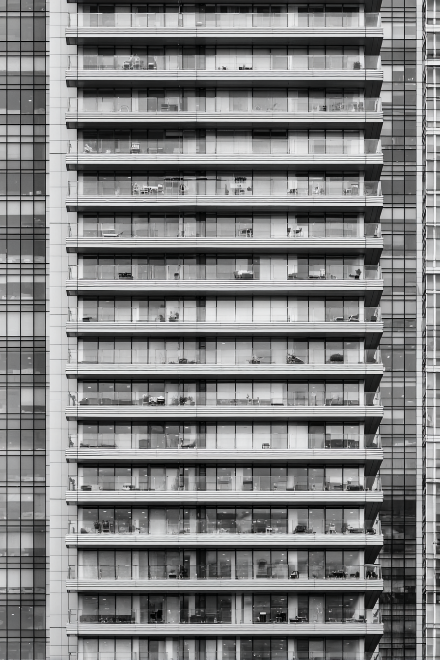 Moderne Mehrgeschossige Fassade Mit Balkonen Und Grossen Glasfenstern | Minimalistisch | Stilrichtungen