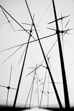 Monochromatische Stangen Mit Abstrakten Geometrischen Elementen | Minimalistisch | Stilrichtungen