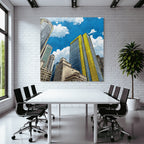 PopArt Stilisierte Stadtlandschaft Mit Hochhaus Mit Blaüm Glas Und Gelben Akzenten