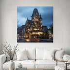 Elegantes Ornamentales Gebaude Mit Gotischen Und Modernen Elementen In Der Abenddunkelheit