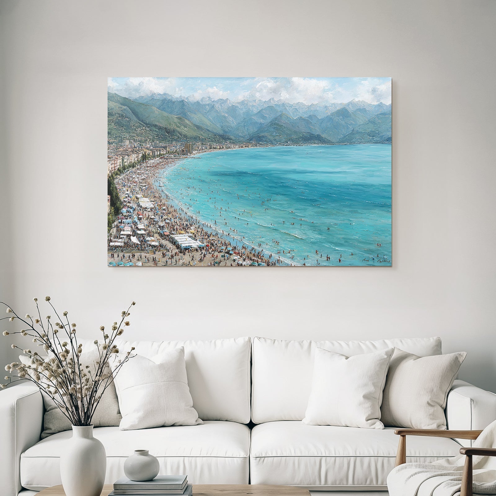 Strandlandschaft Mit Menschen Am Meer Mit Bergen Im Hintergrund