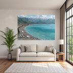 Strandlandschaft Mit Menschen Am Meer Mit Bergen Im Hintergrund